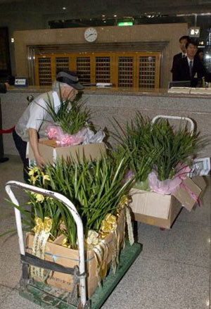 의원회관으로 들어가는 난 행렬