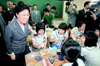 학교찾은 한총리