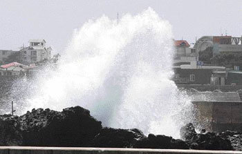 에위니아가 몰고온 파도