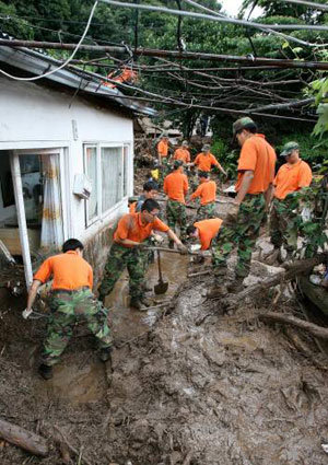 휴일도 반납한 장병들