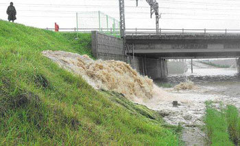 지하도로 덮친 하천물