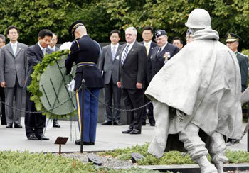 참전기념비 헌화