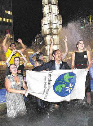 분수대 뛰어들어 환호