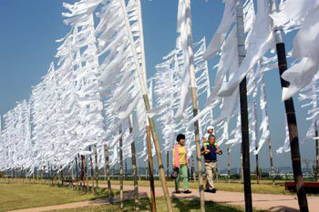 깃발 1000개에 평화의 바람