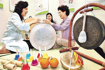 장구치며 덩더쿵 한방음악치료