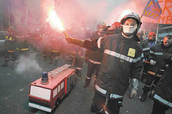 보너스 달라 불소방관 불들고 시위