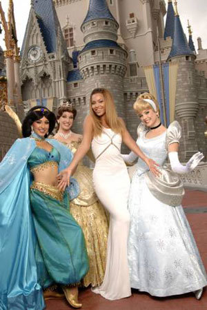 만화 주인공과 미녀 가수