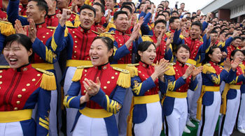 소위 됐어요 기뻐하는 여생도들