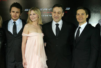 무도회 같은 파티장 곳곳서 I amthe Spiderman 