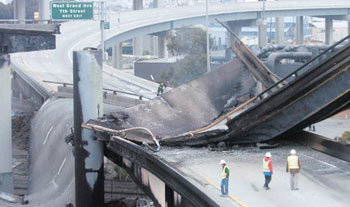 미 유조차 화재 녹아내린 고가도로