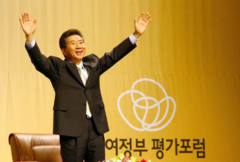 참평포럼 환호 답례하는 노무현