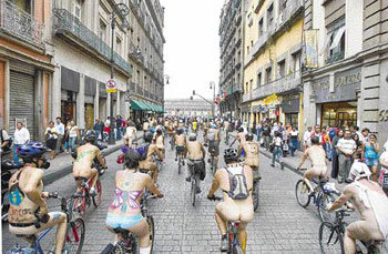 환경오염 경고 나체 자전거 대회