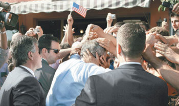 볼 맞대고 머리 쓰다듬고 알바니아 주민들의 부시 환영