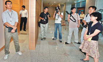 브리핑 룸 못들어간다 사진-카메라 기자 출입금지 취재기자 달랑 2명만