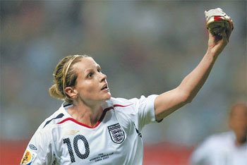 세계여자축구 강한 몸싸움-빠른 슈팅등 박진감 넘쳐