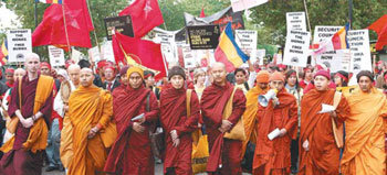 런던 1 만 여명 유혈진압 규탄