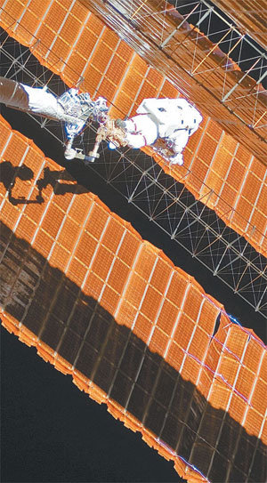 우주정거장 태양전지판 수리 성공