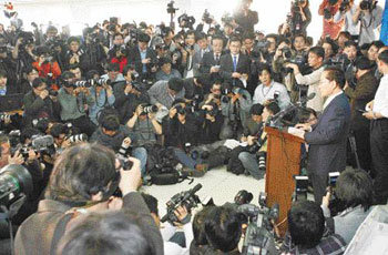 창에 몰린 카메라