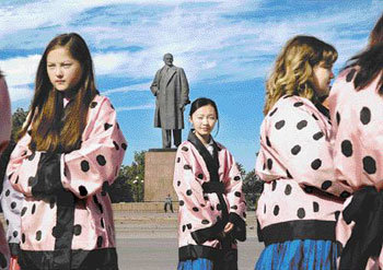 러시아의 레닌 동상, 지금은 뭘 보고 있을까