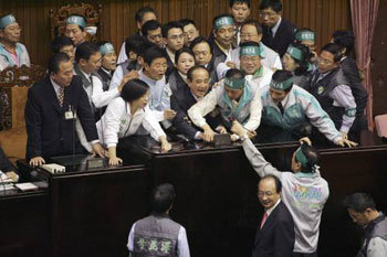 어디서 많이 본 대만 국회 몸싸움