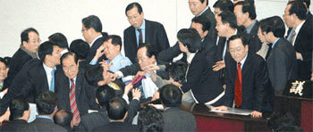 의장석을 뺏어라 아수라장