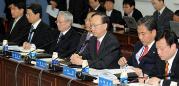 표정 굳은 인수위