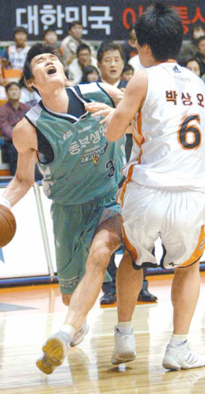 KTF, 3점포로 동부전선 허물었다