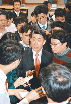 기자들에게 둘러싸인 청대변인