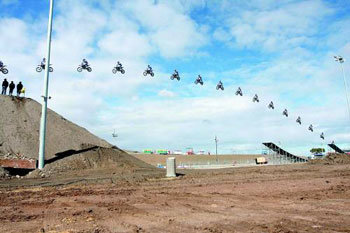 하늘을 날으는 오토바이
