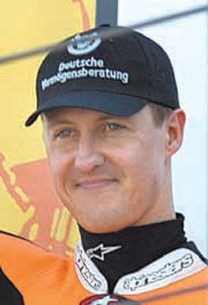 자동차 황제 슈마허 오토바이 타고 4위