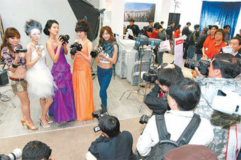 모델을 찍을까, 카메라를 찍을까