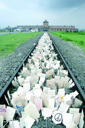나치 수용소 앞 추모 카드들