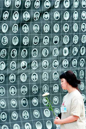 서울광장 5•18 희생자들에 헌화