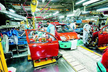 고유가 그늘 속 경차 생산라인은 신바람