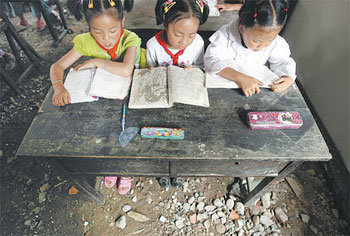 중쓰촨성 어린이, 폐허속 배움의 열기