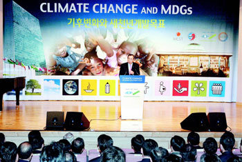 고국 찾은 반총장 국회 연설도 못해