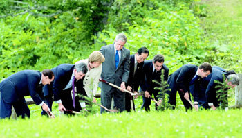 G8 정상들 나무 심읍시다