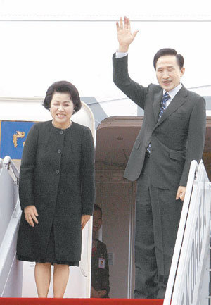 러 방문길 오르는 이대통령