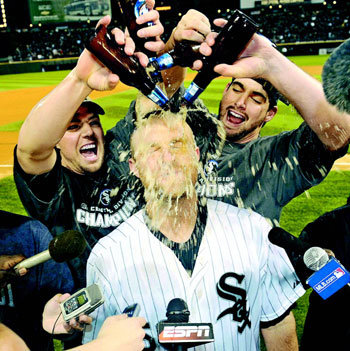 맥주 세례도 즐거워