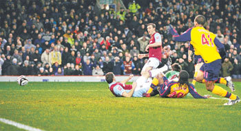 골키퍼 없는 골문 향해
