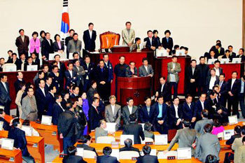 본회의장에 모인 한나라 의원들