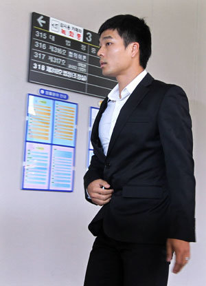 프로축구 승부조작 첫 공판 들어서는 최성국