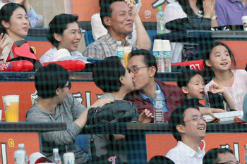 대통령 부부도 피할수없는 야구장 키스타임