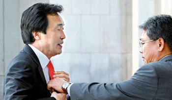 넥타이 고쳐 매고