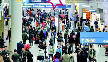 고향대신 공항으로 출국 인파