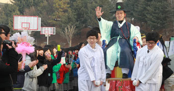 선생님 감사합니다 가마 태우고 졸업식장에