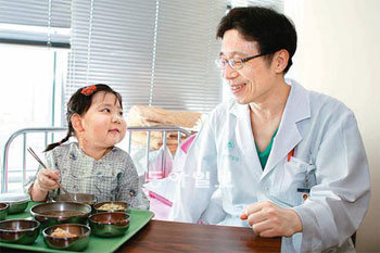 7개 장기 동시이식 소녀, 다시 숟가락을 들다