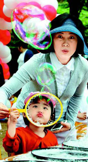 와, 비눗방울 예쁘다