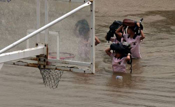 머리에 가방 얹은채 불안한 하교길