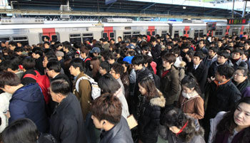 전철에 몰린 시민들